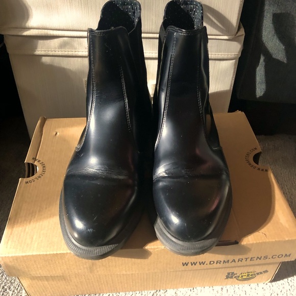 DR. MARTENS/DOC MARTENS Flora Chelsea Boot (Black Polished Smooth Leather) - Picture 4 of 8